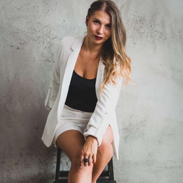 Anete Sekace, aizkraukliete, skropstu pieaudzēšanas, uzacu modelēšanas meistare, pasniedzēja starptautiski licencētā skolā.