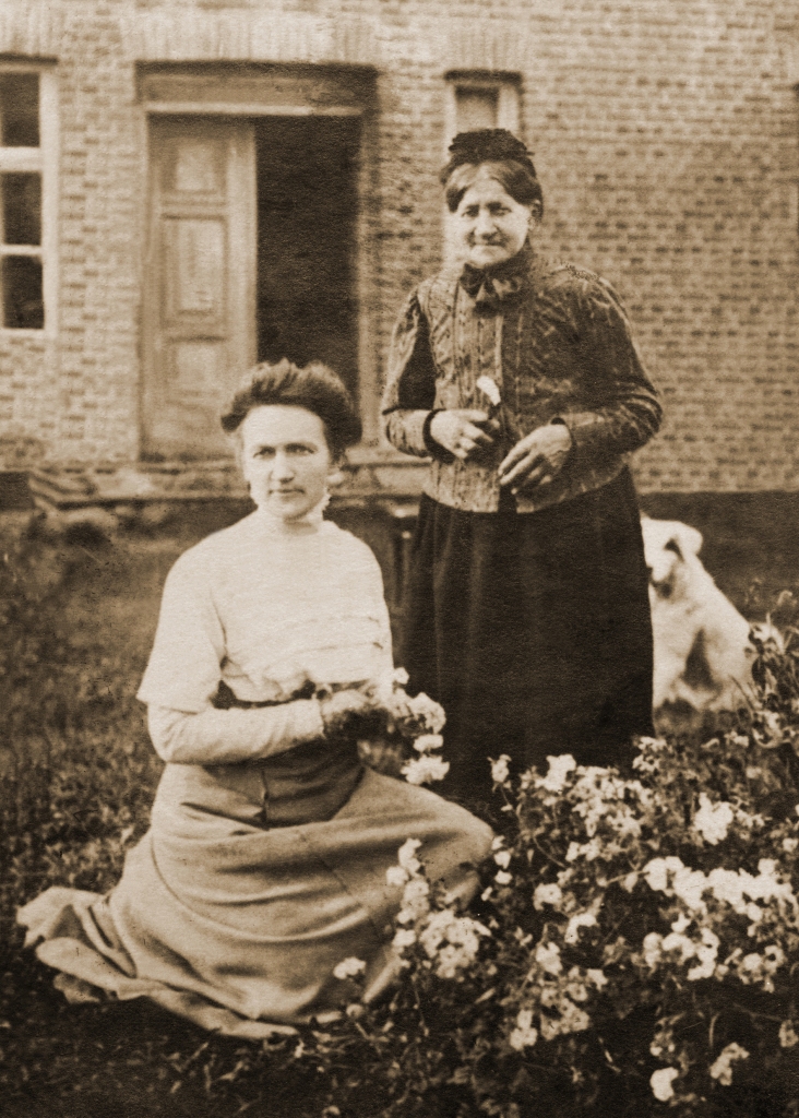 Skruzīšu Mikus māsa Marija un māte Dārta Skruzīts “Stanānu” sētā.
Autors: Fotogrāfs nezināms. Fotogrāfijas no Neretas novadpētniecības muzeja krājuma. Vecās bildes saglāba jē