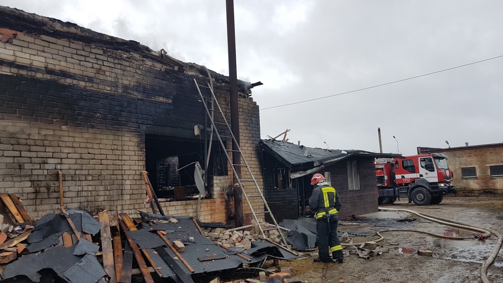 DARBUS TURPINA ARĪ NĀKAMAJĀ DIENĀ. Pērnā gada janvārī Aizkrauklē, Bitēnu ielā, ugunsgrēks bija izcēlies angāra tipa ēkā, kurā atradās dzīvojamā daļa un saimnieciskās darbības daļa. Ēka dega 80 m2 platībā. Dzēšanas darbi turpinājās arī nākamajā dienā, jo gruzdēšana tika konstatēta starp betona paneļiem izvietotajā siltumizolācijas materiālā. Lai tiktu klāt degšanas vietām, ugunsdzēsēji glābēji uzlauza betona segumu. Darbu objektos viņi vienmēr pabeidz tikai tad, kad degšana pilnībā novērsta.
Autors: no “Staburaga” arhīva