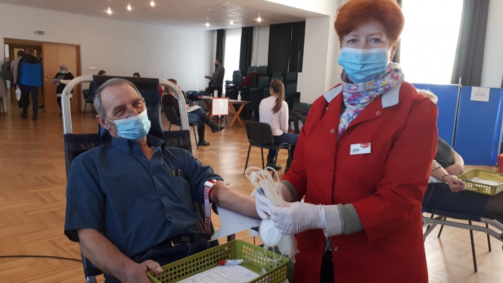 Pirmā donoru diena. Šogad mūsu reģionā pirmā donoru diena notika  17. februārī Koknesē. Kā parasti, bija liela atsaucība — to apmeklēja 46 novada iedzīvotāji, bet asinis ziedoja 43 cilvēki. Divi donori asinis ziedoja pirmo reizi. Latvijas Sarkanā Krusta Viduslatvijas komitejas Kokneses nodaļas vadītāja Līva Skābarniece pastāstīja, ka piedalās visās donoru dienās, ko piedāvā Valsts asinsdonoru centrs. Pērn Koknesē tādas bija piecas.  Šo donoru dienu laikā bija iespējams  arī ziedot Kokneses pagasta represēto pieminekļa apkār­tnes labiekārtošanai. Nākamā donoru diena plānota 2. martā Aiz­krauk­lē.
Autors: no www.koknese.lv