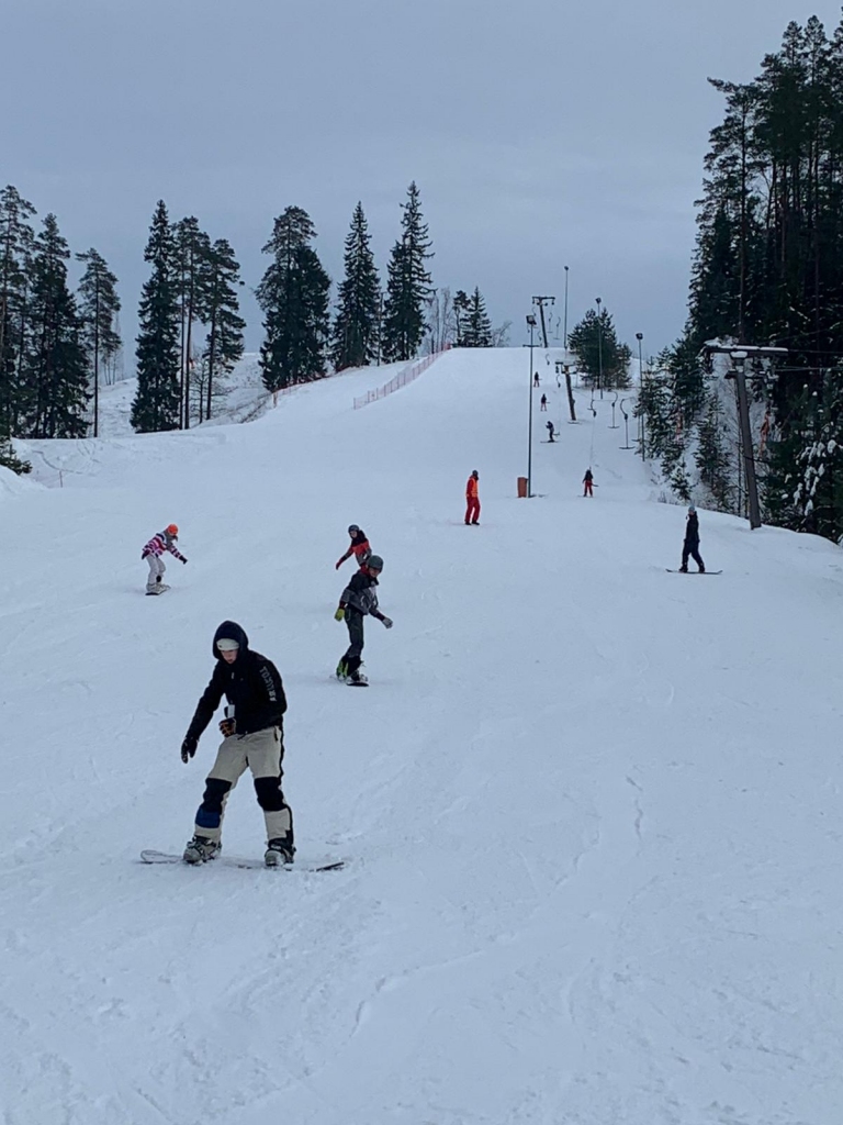 Samazina cilvēku skaitu, cik daudz var uzņemt. SIA “Viesmīlība Mežezers” pārstāvji atzīst, ka jaunie nosacījumi būtiski neietekmē kalnu slēpošanas trašu darbību atpūtas kompleksā “Mežezers” Pļaviņu novadā, samazināts tikai skaits, cik daudz cilvēku var uzņemt.