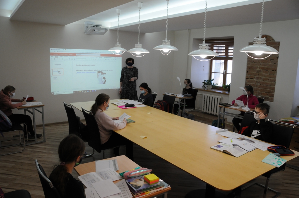 No trijiem Aizkraukles reģiona novadiem — Neretas, Skrīveru un Pļaviņu —, kuros šonedēļ sākumskolas bērni varēja atsākt mācības klātienē, uz skolu devās tikai Neretas novada bērni. Mazzalves pamatskolas 4. klases skolēni latviešu valodas stundā, kuru vada Daiga Pabērza, ievēro visus drošības nosacījumus.
Autors: Aivars Miezītis