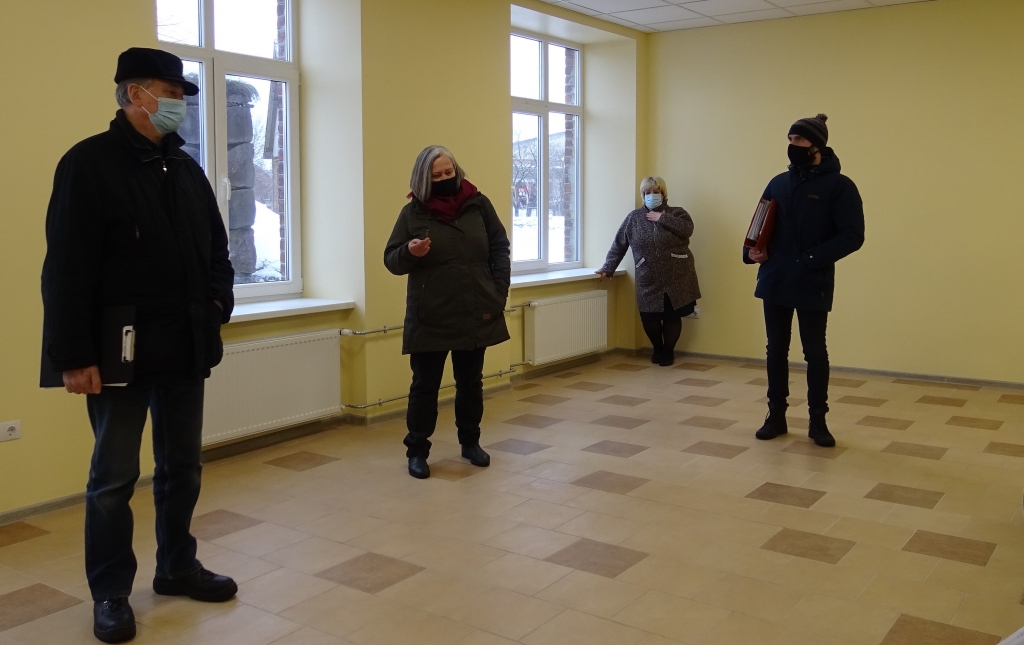 DARBI PABEIGTI. Ievērojot drošības noteikumus, objekta nodošanā un pieņemšanā piedalījās būvvaldes, pasūtītāja un būvnieka pārstāvji.
Autors: no Pļaviņu pilsētas domes