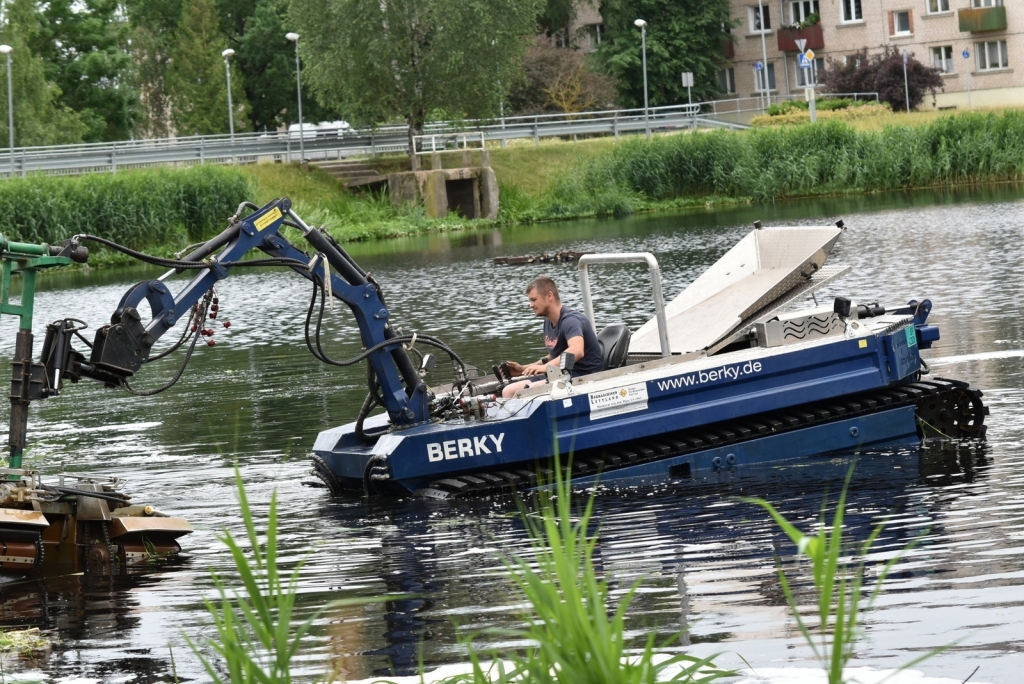 SAKOPŠANAS DARBUS TURPINĀS. Izmantojot divas amfībijas, Aizkraukles pilsētas dīķī pagājušajā vasarā niedres tika pļautas gan virs, gan zem ūdens. Kāds būs šo darbu efekts, tas būs redzams pavasarī. Šovasar plānots no dīķa izcelt un izvest dūņas, kā arī labiekārtot tā krastus.
Autors: no “Staburaga” arhīva
