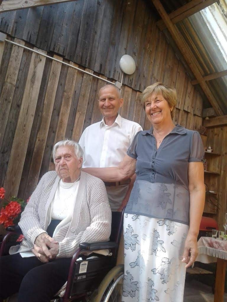 100. DZIMŠANAS DIENĀ. Elza Lerha 30. augustā, savā apaļajā jubilejā, kopā ar meitu Aiju un znotu Rihardu.