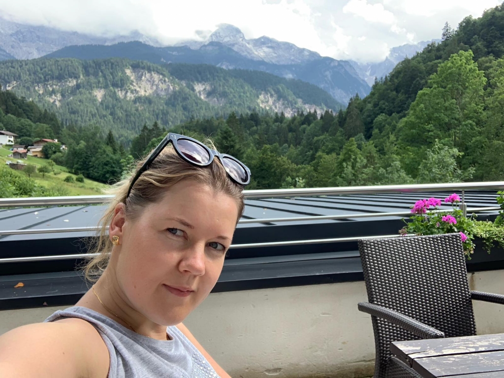 “BAVĀRIJĀ ir ir ļoti skaista daba. Kad skatos vācu filmas un redzu kalnainās ainavas, pārņem forša sajūta, jo esmu tur bijusi,” saka jubilāre Vita Bijikertasa.
Autors: no personīgā albuma