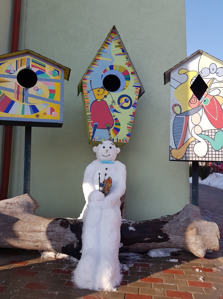 APSVEICAM! Atvadoties no ziemas un neviļus kā sveicienu jubilejā, mākslas skolas skolotāji un darbinieki izveidoja Sniega Mākslinieku, kas visus sveicina līdzās iestādes ieejai.
Autors: no Pļaviņu Mākslas skolas