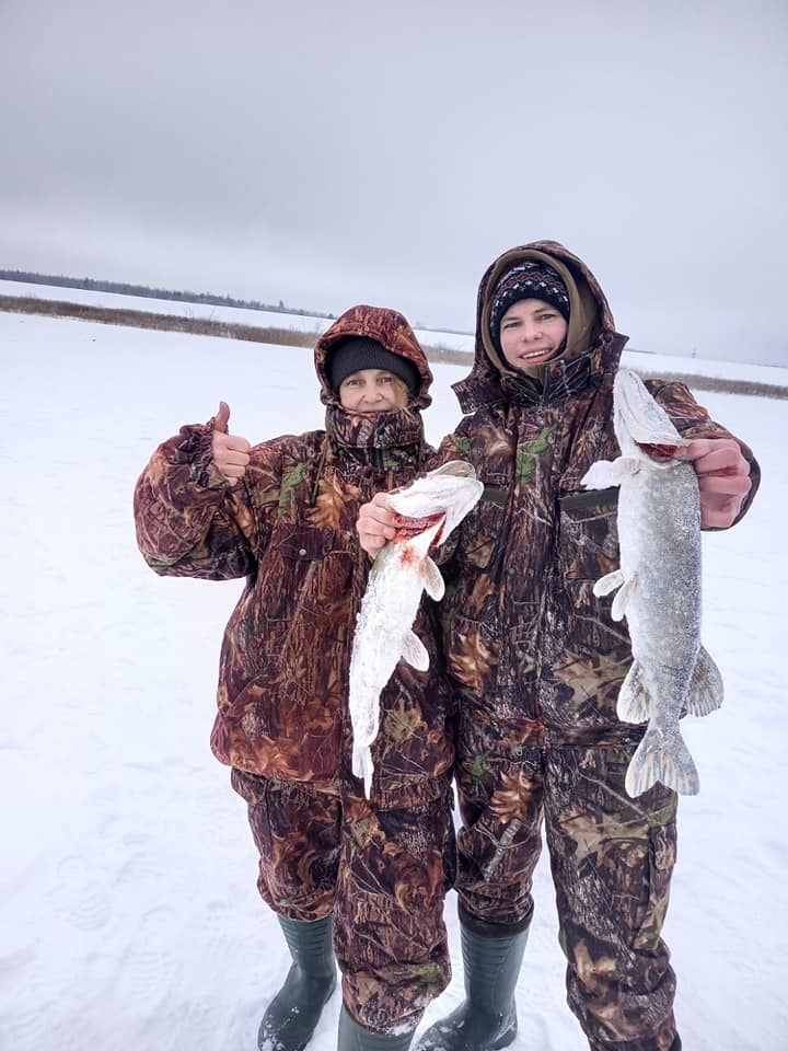 PRIEKS UN AZARTS. Skolotāja Solveiga Gaigalniece kopā ar dēlu Tomu, kurš rokās tur viņas dzīvē pirmo lomu — divas līdakas.  Kāds ieraksts “Facebook” profilā pauž sajūsmu: “Kur vēl tik azartiska vēstures skolotāja ir redzēta?”
Autors: no personīgā arhīva