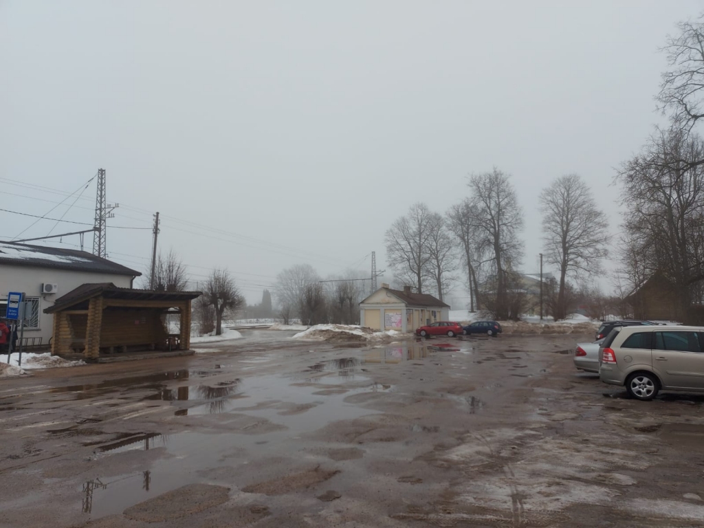 Stacijas laukumā vajadzīga kārtība. Viens no lielākajiem darbiem, ko šogad plānots paveikt Skrīveros, ieguldot pašvaldības budžeta līdzekļus, ir Stacijas laukuma sakārtošana un satiksmes drošības uzlabošana tajā.
Autors: Andris Iruks