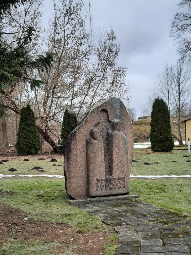 Represēto piemiņai. Ar sabiedrības atbalstu paredzēts labiekārtot piemiņas akmens apkārtni.