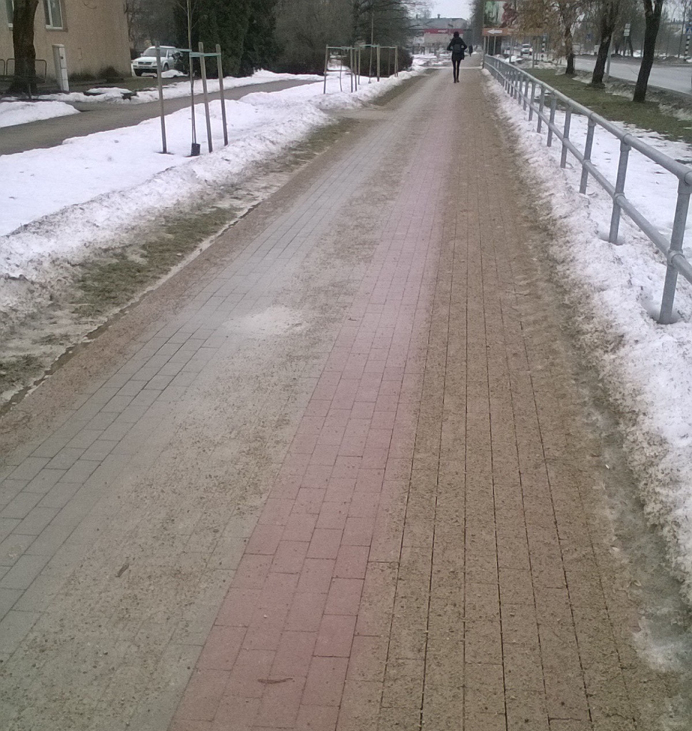 SMILŠU SAVĀKŠANA Aizkrauklē sākta vakar, marta pirmajā dienā. Šonedēļ savāks lielāko smilšu daudzumu, bet pilnībā ielas un celiņi no smiltīm būs tīri līdz marta beigām, ja vien laika apstākļi ļaus veikt šādus darbus.
Autors: aizkraukliete