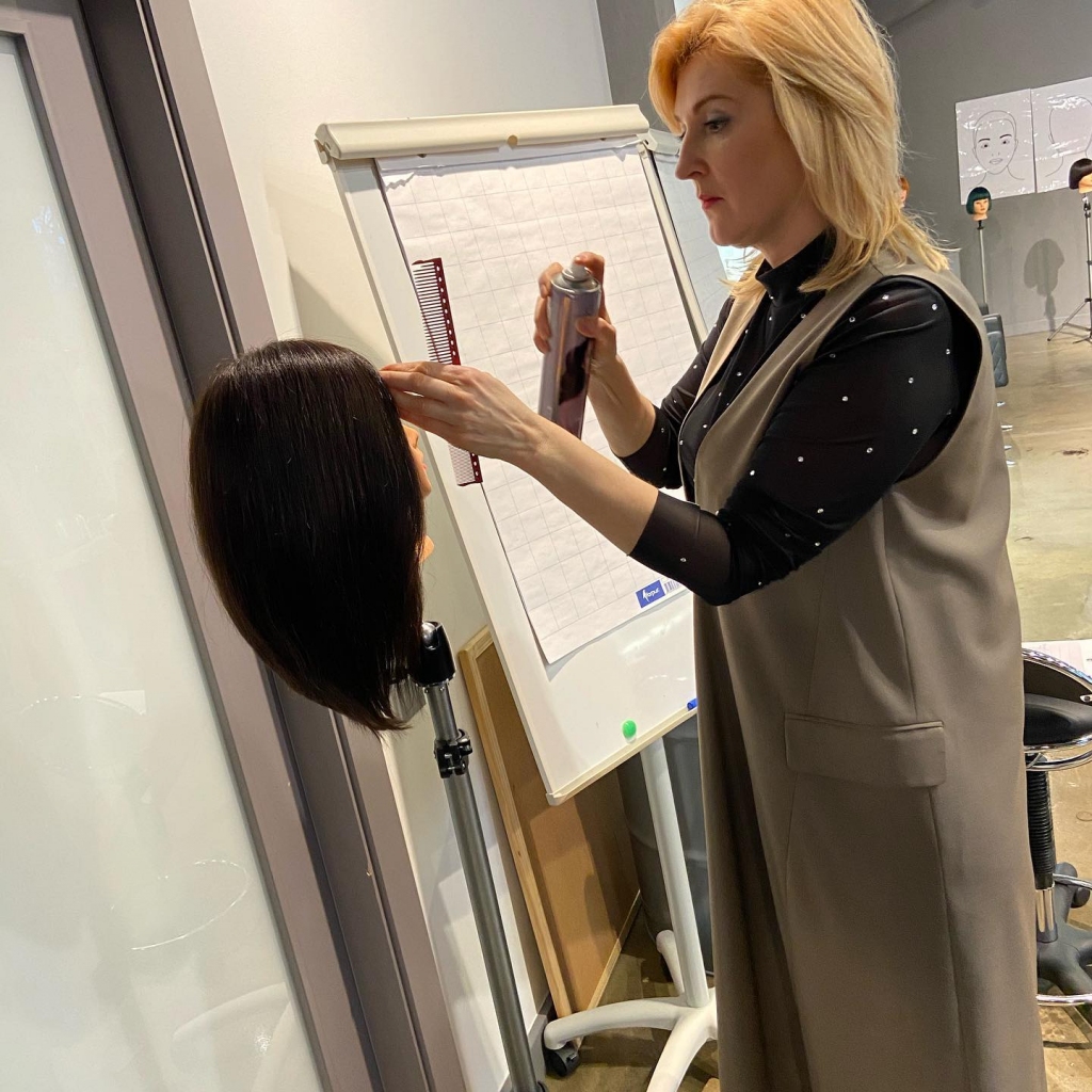 Ilze Ivanāne, salona “Agate” saimniece un friziere, ir arī pasniedzēja stila akadēmijā “Creat ir Riga”, taču pandēmijas dēļ arī šeit iestājusies pauze un mācības nenotiek.
Autors: no personīgā albuma