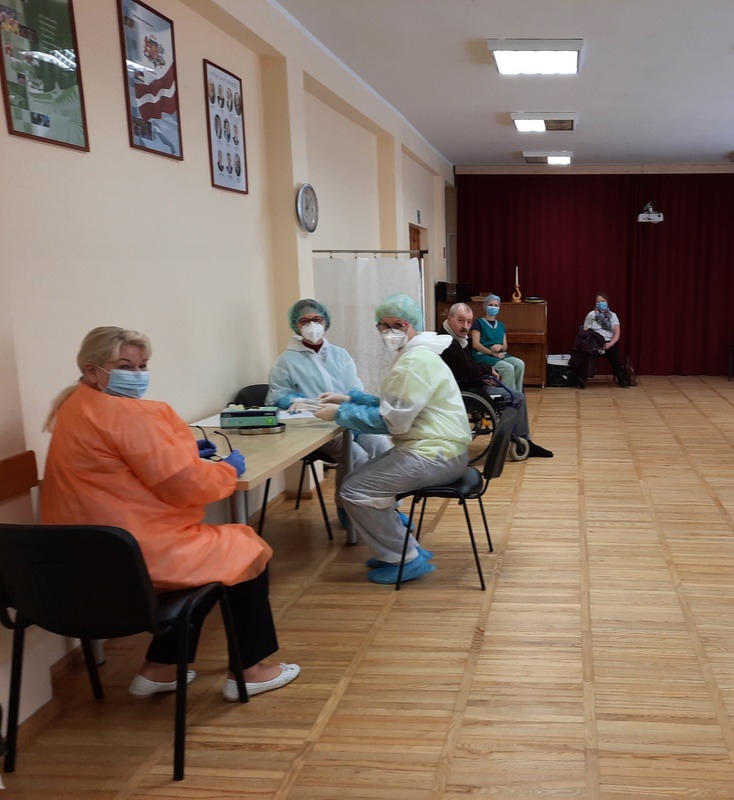 Saņem vakcīnu. Aizvadītās nedēļas vidū Iršu ģimenes atbalsta cen­trā “Dzeguzīte” pieaugušo sociālās aprūpes nodaļā pirmie 13 klienti un deviņi darbinieki saņēma Covid-19 vakcīnas. Viņus iestādē uz vietas vakcinēja ģimenes ārstes Daces Graudas prakses medmāsa ārstes uzraudzībā. Vakcīnu saņēma klienti, kuri iepriekš bija izteikuši vēlmi vakcinēties un kuri nav izslimojuši šo slimību. Vecākai klientei, kura vakcinējās, bija 94 gadi. Pēc diviem mēnešiem, kad vakcinētie klienti un darbinieki saņems otru vakcīnas devu, pirmās vakcīnas saņems vēl citi klienti un iestādē strādājošie. Saskaņā ar vakcinēšanās vadlīnijām tie, kuri izslimojuši “kovidu”, vakcinēsies apmēram pēc trim mēnešiem.  Vēlmi vakcinēties izteikusi apmēram puse no 40 pieaugušo sociālās aprūpes nodaļas klientiem. Latvijā  vakcinācijai pieteikti 8737 sociālās aprūpes centru klienti un 2757 darbinieki.
Autors: no www.koknese.lv