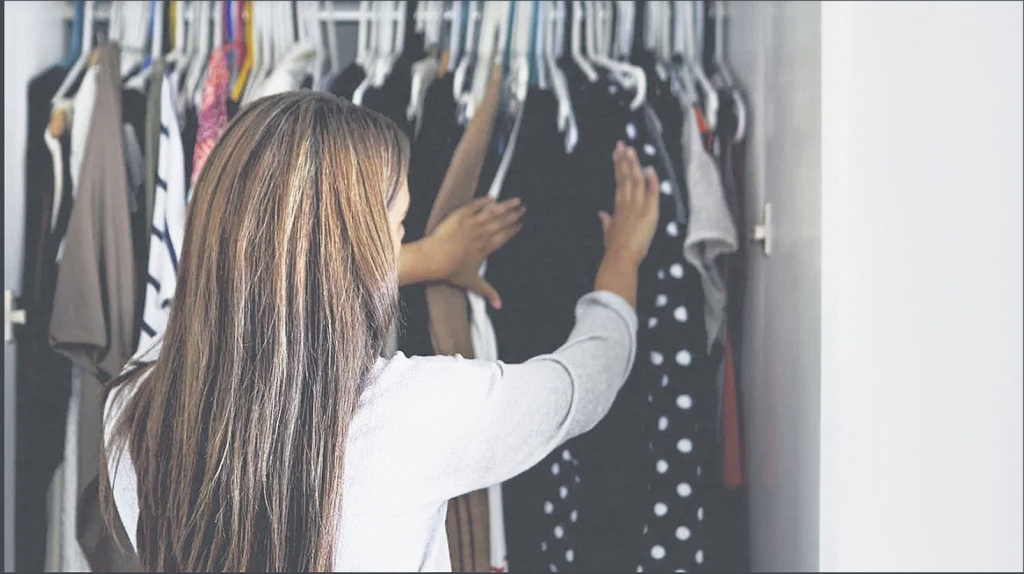 Skapja revīziju parasti veicam sezonu maiņā, taču stiliste Antra Reismane iesaka to darīt pakāpeniski, atvēlot īpašu kasti ilgi nevilktiem tērpiem, lai vēlāk tiem dotu otru dzīvi. Tā arī jūs kļūsiet par dabas draugu un palīdzēsiet ietaupīt modes industrijai tērētos resursus.
Autors: no “Pexels.com”