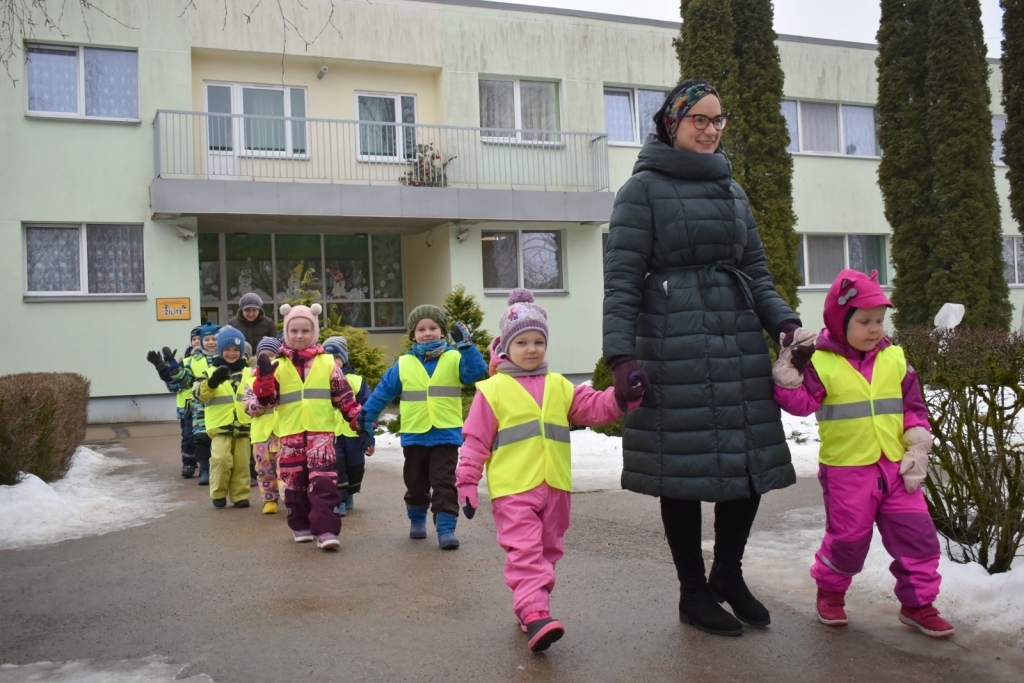 Atvaļinājuma gaidās. Pēc ilgām diskusijām par Aizkraukles novada bērnudārzu darbu vasarā panākta vienošanās, kad un kuru iestādi slēgs atvaļinājuma laikā un ko varēs piedāvāt tiem vecākiem, kuri šajā laikā bērnus nevarēs pieskatīt. Bērnudārza “Zīlīte” grupas “Zemenīte” bērni kopā ar audzinātāju Renāti.