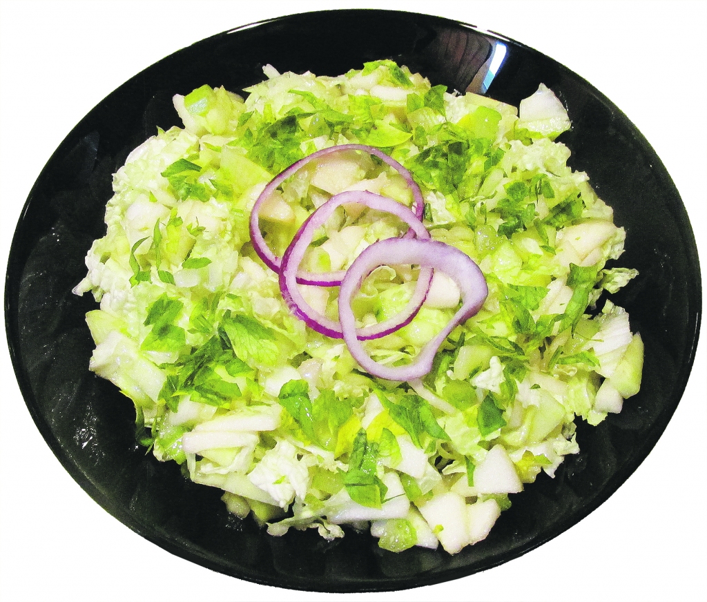 Kāpostu un gurķu zaļie salāti.