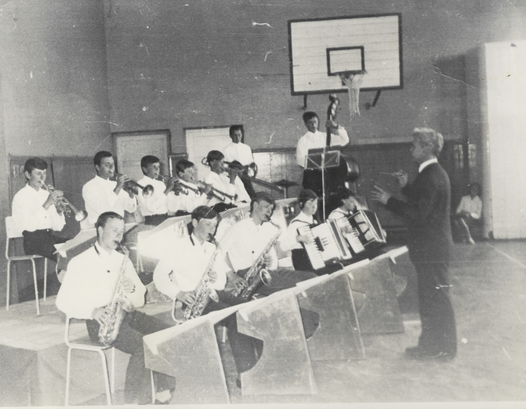 Neretas vidusskolā ir senas un stabilas muzicēšanas tradīcijas. Attēlā — skolas orķestris 60. gados.
Autors: no Neretas vidusskolas muzeja krājuma