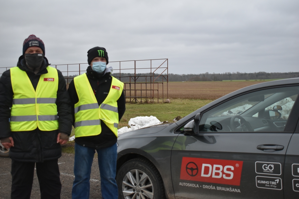 Instruktors Dmitrijs Krutiks (no kreisās) ir gandarīts, ka drošas braukšanas skolas grupas ir pilnas arī tad, ja tās ir maksas nodarbības. Jautāts, kas vairāk piesakās nodarbībām — sievietes vai vīrieši —, Dmitrija kolēģis Juris Apinis saka,  neesot izteikta viena dzimuma pārsvara, taču Dmitrijs piebilst, ka pēdējā laikā ļoti bieži piesakās arī sievietes.
Autors: Agita Grīnvalde-Iruka