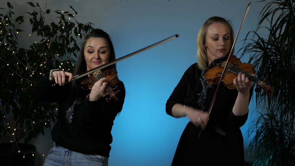 Vijolnieču duets “Violin diivas” — seciete Inese Fedorovska (no kreisās) un viņas kolēģe Lelde Zaržecka.
Autors: no dueta albuma