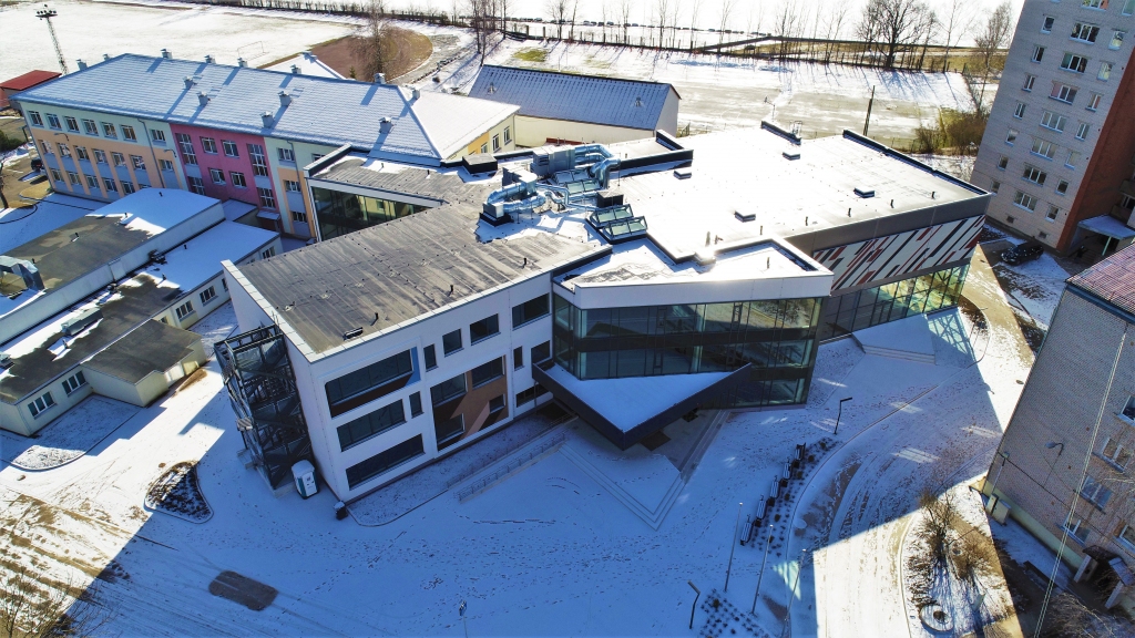 JAUNĀ VIDUSSKOLAS PIEBŪVE. SIA “IMG Constructor” vidusskolas piebūves celtniecību Aizkrauklē, Draudzības krastmalā 5, sāka 2019. gada vasarā, un nu būvniecība ir pabeigta. Šonedēļ paredzēts ēku nodot ekspluatācijā. Piebūve bija vajadzīga, lai sākumskolas klases no ēkas rūpniecības zonā pārceltu uz Draudzības krastmalu 5. Celtniecība kopā ar aprīkojumu izmaksā apmēram četrarpus miljonus eiro.
Autors: Arvis Upītis