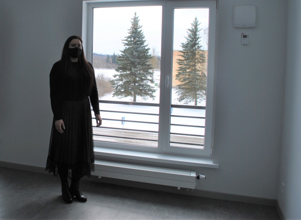 SKAISTS SKATS no jaunās ēkas logiem paveras uz Rīgas ielu — rāda Olita Znotiņa.