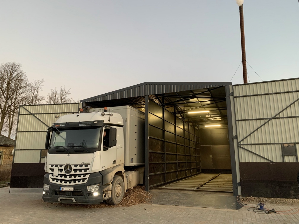 Pretendē gada būves titulam. Skates “Gada labākā būve Latvijā 2020” žūrija tiešsaistes apspriedē apstiprinājusi otrās vērtēšanas kārtas objektu sarakstu — 90 būves astoņās nominācijās, vienā no tām iekļuvis arī objekts Skrīveros. Skaitliski šogad visvairāk pieteikumu saņemts no Rīgas un galvaspilsētas tuvējās apkaimes. Dzīvojamo jaunbūvju kategorijā vērtēs sešas ēkas Rīgā un Mārupē. Nominācijā “Publiska jaunbūve” pieteikti 14 objekti. Publisku jaunbūvju apakškategorijā “Ražošanas ēkas jaunbūve, pārbūve un atjaunošana’’ vērtēs sešus objektus, tajā skaitā arī šķeldas katlumājas izbūvi Skrīveros, Daugavas ielā 92A (attēlā). Būves pasūtītājs — SIA ”Skrīveru saimnieks”, galvenais būvuzņēmējs  ir SIA 