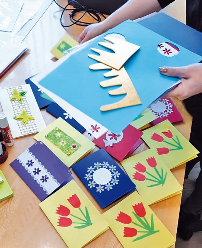 Vairāk nekā 100 apsveikumu daudzbērnu ģimenēm izgatavoja Kokneses novada seniori.
Autors: no LSK Kokneses nodaļas