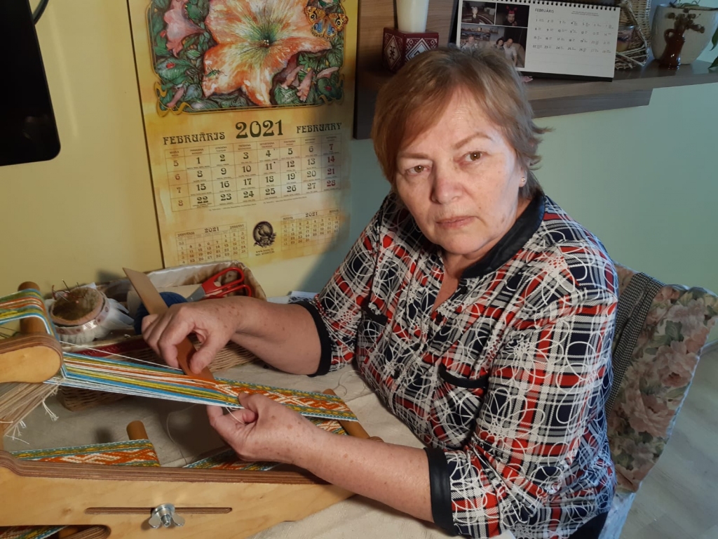 OLGA KOVAĻEVSKA no Kokneses pārliecināta — vislabākais veids, kā tikt pie savas  Lielvārdes jostas, ir to darināt pašai. Covid-19 izplatības laikā noteikto ierobežojumu dēļ nu Olgai ir vairāk laika pievērsties šim vaļaspriekam.
Autors: Ināra Sudare