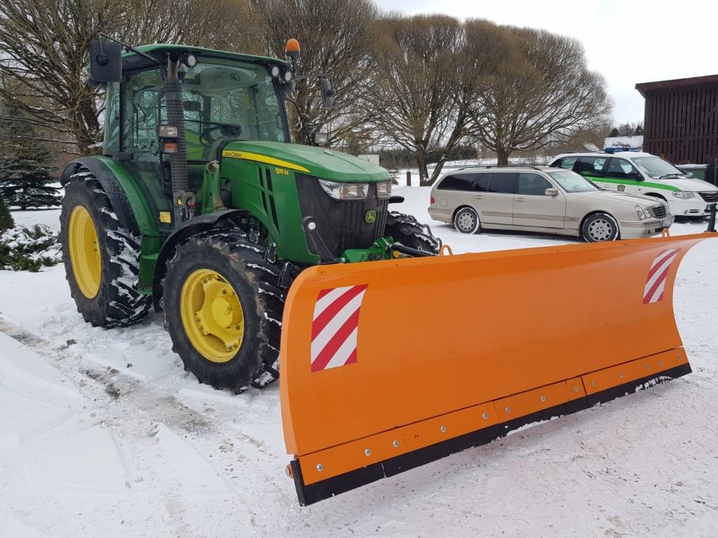 Kokneses pagasta Komunālās nodaļas traktoram John Deere 5115M  8. martā bija pirmais ”izgājiens” ar jauno  sniega lāpstu, tīrot Parka un Daugavas ielas. Tas gan nebija domāts  kā sveiciens daiļajam dzimumam svētkos, drīzāk gan, lai iztīrītu ceļu pavasarim. Labiekārtošanas darbu veikšanai un ceļu uzturēšanai traktoru John Deere 5115M ar frontālo iekrāvēju Kokneses pagasta komunālā nodaļa iegādājās aizvadītā gada nogalē. Februārī par papildus piešķirtajiem līdzekļiem — 3800 eiro — tika iegādāta sniega lāpsta un  priekšējā uzkare.  Aizkrauklē SIA 