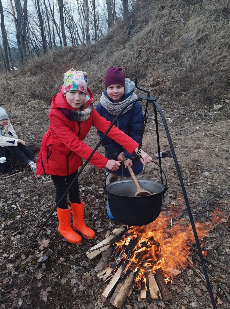 Adrianas un Rūtas gādībā top gardas pusdienas. Domubiedru grupas “Pēdas dabā” aktīvisti Mārtiņš Lielups un Artūrs Kļava aizvadījuši pirmo bērniem domāto treniņpārgājienu “Raganas katls”. Ievērojot valstī esošos drošības pasākumus, pārgājienā devās desmit bērni. Piedzīvojums sākās pie Aizkraukles pilsētas kultūras nama un veda gar Daugavas senleju. Kompānija izveidoja nometni, apmeklēja arī netālu esošo brīvdienu māju “Cepļi”. Pārgājiena dalībnieki iemācījās darboties komandā, pārvarēt dažādus škēršļus, ierīkot apmetni un pagatavot maltīti dabā. “Pārgājiens dabā ir sevis izzināšanas pārbaudījums. Bērniem vajadzēja kāpt pāri sakritušiem kokiem, uzkāpt kalnā, pārvarēt strautu un dubļu peļķes, kā arī pašiem pagatavot pusdienas uz uguns. Bērni iemācījās sadarboties, viens otram palīdzēja pārvarēt šķēršļus. Viens kalns bija slidens, puiši rīkojās kā džentlmeņi un palīdzēja meitenēm uzkāpt. Bērni iemācījās, ka, tikai sadarbojoties, var tikt uz priekšu. Mēs atstājām savas “Pēdas dabā”. Cerams, ka iegūtās emocijas, iemaņas un pieredze atstās pēdas mūsos,” stāsta Mārtiņš Lielups. Nepastiprinoties epidemioloģiskajām prasībām un saglabājoties atsaucībai, līdzīgi pārgājieni tiks rīkoti arī turpmāk.
Autors: no personīgā albuma