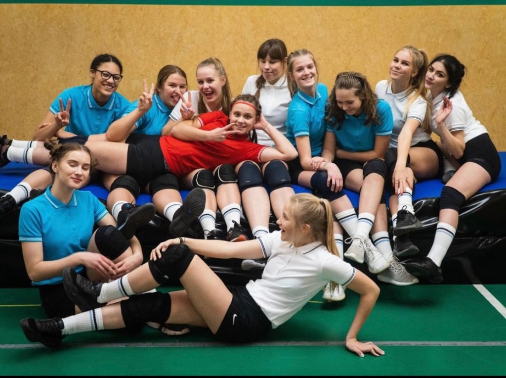 Meiteņu volejbola komanda. Filmā gan viņām tādu īstu volejbolu nenācās spēlēt. Annija —  otrajā rindā pirmā no labās.