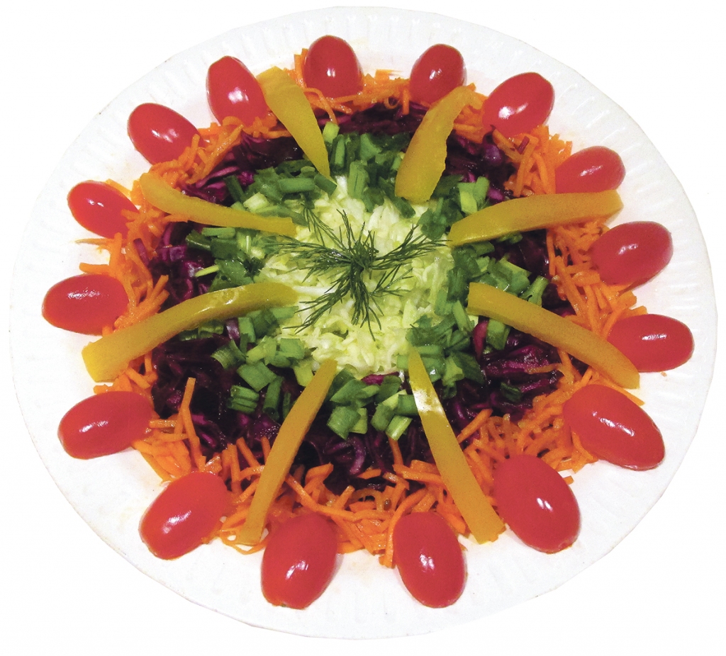 Svaigie divu veidu kāpostu salāti.