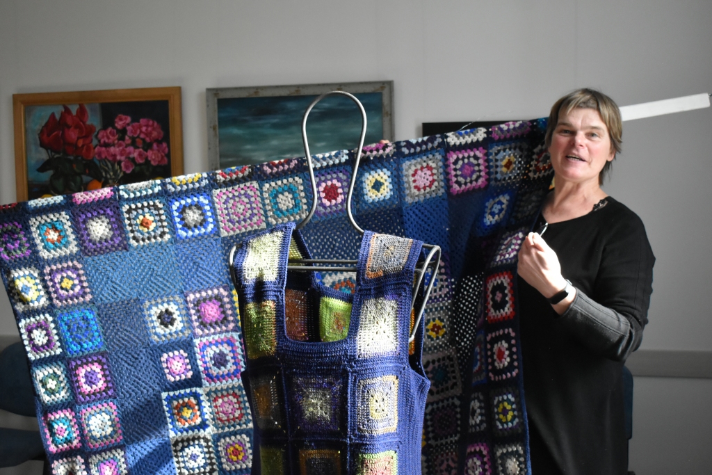 Ietērpj logus. Skrīveru kultūras centra tekstilstudijas “Putnukalns”, kuru vada Baiba Vaivare, pavasara izstāde ir tradīcija jau vairāk nekā desmit gadu garumā. Šoreiz studijasdalībnieču veikums skatāms kultūras centra logos.