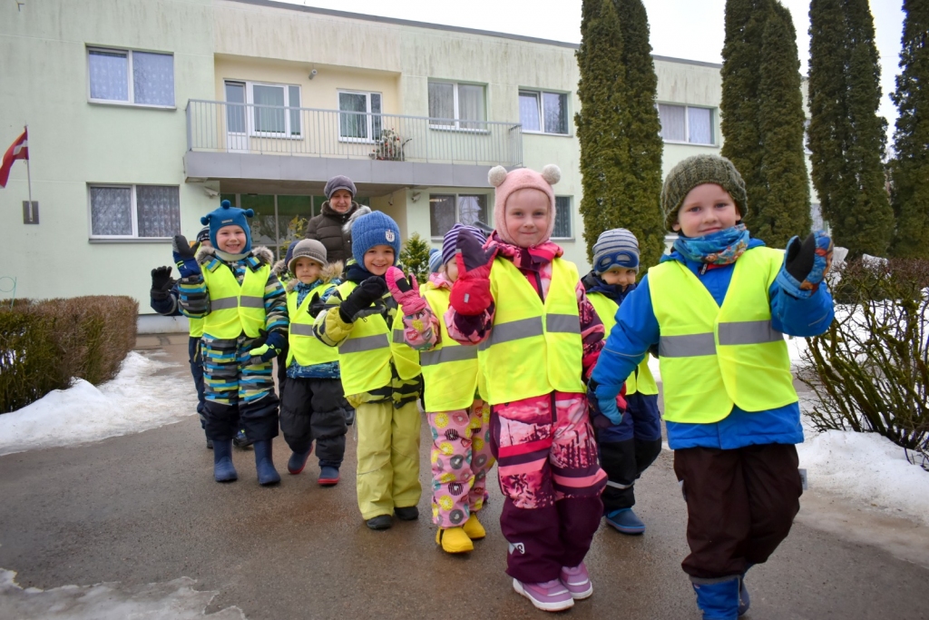 Aicina vecākus būt godprātīgiem. Šonedēļ bērnu skaits bērnudārzos nedaudz samazinājies, taču iestāžu vadītāji to skaidro ar skolēnu brīvlaiku. Reālo situāciju parādīs nākamā nedēļa.
Autors: no “Staburaga” arhīva