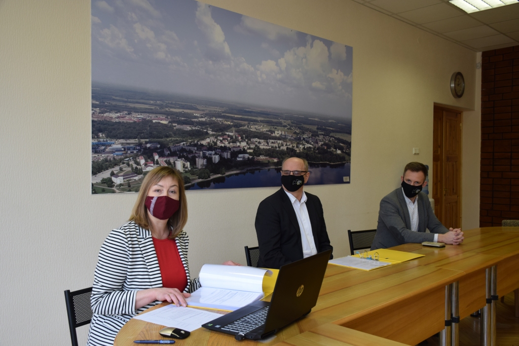 DOKUMENTI DIVĀS BIEZĀS MAPĒS. 17. marts bija pirmā diena, kad varēja iesniegt deputātu kandidātu sarakstus.  Aizkraukles mērs Leons Līdums un deputāts Arvis Upīts (no labās) ir pirmie deputātu kandidātu saraksta iesniedzēji gaidāmajām pašvaldību vēlēšanām jaunveidojamajā Aizkraukles novadā. Vajadzīgos dokumentus viņi sakārtojuši divās biezās mapēs, un Aizkraukles novada vēlēšanu komisijas sekretāre Ulrika Britāne tūlīt kārtos vajadzīgās formalitātes.