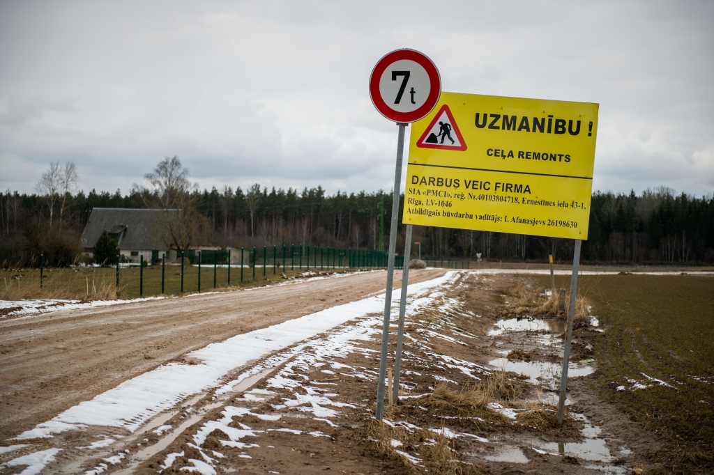 Remonts turpināsies. Ceturtdienas pēcpusdienā ceļš uz Muldakmeni bija nogreiderēts.
Autors: Imants Kaziļuns