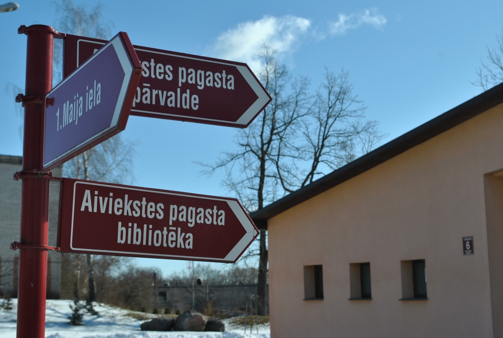 Turpinās diskusijas. Pļaviņu novada domē rit aktīvas diskusijas par Aiviekstes pagasta bibliotēkas slēgšanu. Sabiedrības domas dalās — vieni uzskata, ka tā noteikti jāsaglabā, citi saka — Pļaviņu novada bibliotēka nav nemaz tik tālu, un tā ir ērtāka.