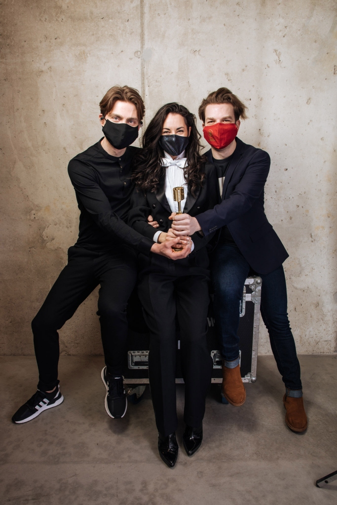 IEDVESMOJOŠI. Mūziķi — Didzis (no labās), Kristīne un Kaspars ar balvu.
Autors: Ģirts Raģelis