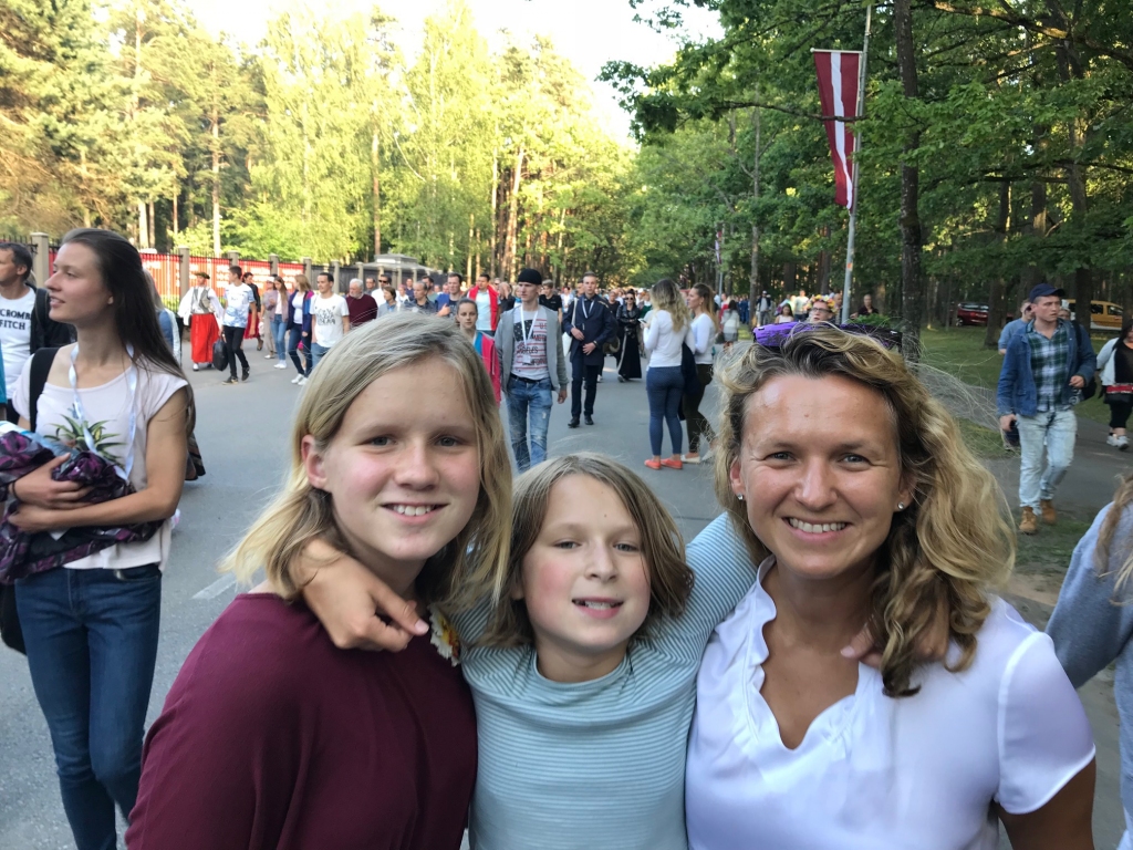 Evija ar meitām Rīgā Dziesmu svētkos. 2018. gads.
Autors: no personīgā albuma