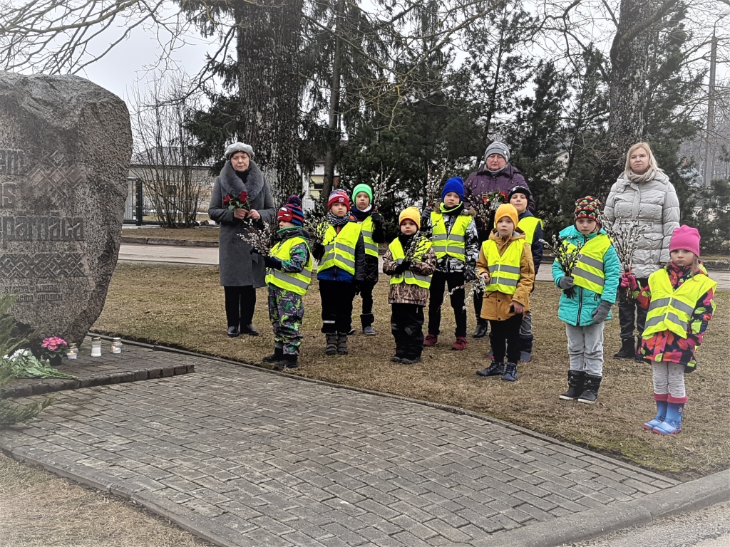 Aizkraukles pagasta sākumskolas audzēkņi ik gadu 25. martā dodas nolikt ziedus un iedegt svecītes pie piemiņas akmens “Tiem, kas nepārnāca”.
Autors: no skolas