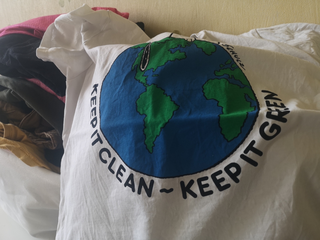 Tekstilrūpniecībā daudz izmanto ūdeni, turklāt kokvilnas un citu izejvielu audzēšanai nepieciešamas lielas zemes platības. Viena kokvilnas T krekla izgatavošanai tiek iztērēti 2700 litri saldūdens — cilvēka ūdens patēriņš 2,5 gadu laikā.