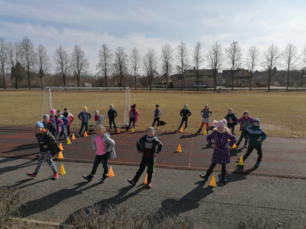 SVAIGĀ GAISĀ JAUKI. Ritmikas nodarbība Jaunjelgavas vidusskolas 1. klasei.
Autors: no Jaunjelgavas vidusskolas