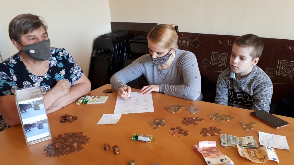 Viss saskaitīts. Ziedojumus skaitīja LSK Viduslatvijas komitejas Kokneses novada nodaļas brīvprātīgie Zina Anspoka  (no kreisās), Līga Rozenblata un Artis Klaucāns.
Autors: no Kokneses novada politiski represēto nodaļas