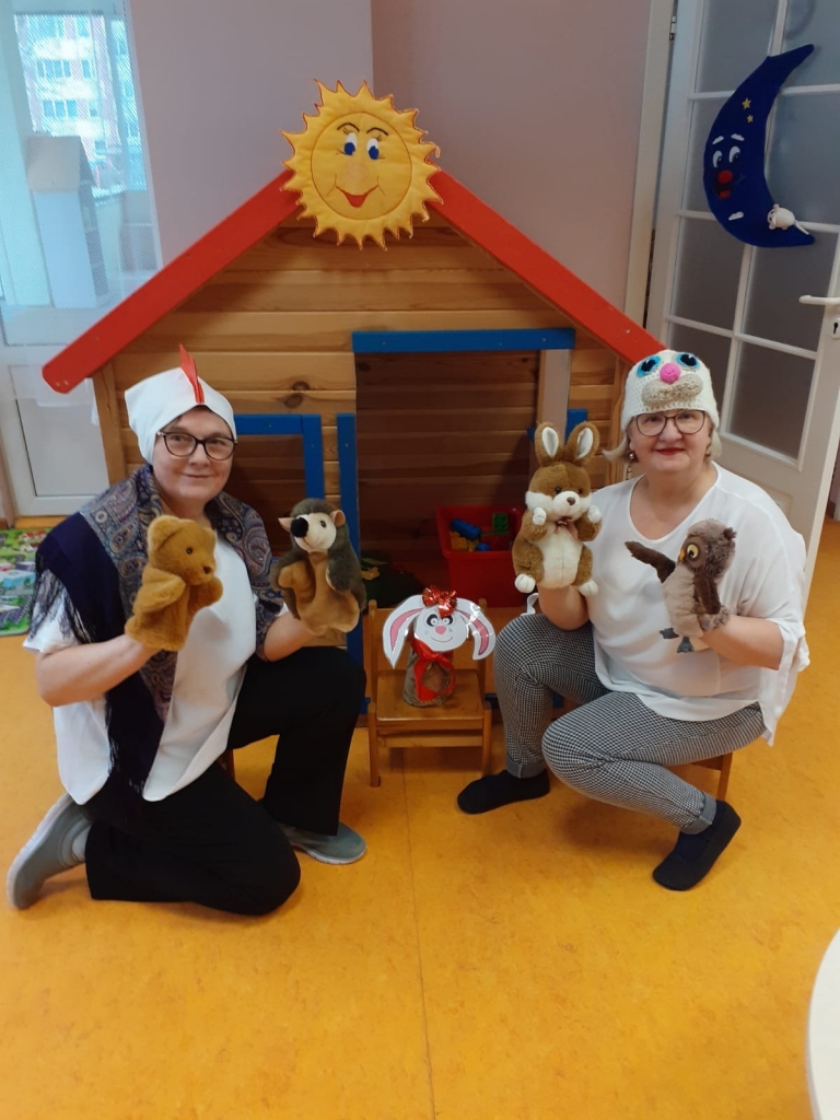 SPĒLĒ TEĀTRI. Aizkraukles pirmsskolas izglītības iestādē “Zīlīte” Starptautiskā teātra diena ik gadu tiek atzīmēta ar nelielu izrāžu iestudējumiem. Arī šogad katrā grupā bērni un skolotājas spēlēja teātri, taču atšķirībā no citiem gadiem izrādes vairs nevar pulcēt tik daudz skatītāju no citām grupām un vecāku vidus. “Man pašai ļoti patīk spēlēt teātri, un aktieriskām prasmēm jābūt katrai skolotājai,” saka iestādes vadītāja Ligita Neija. “Laiki mainās, mūsu ikdienā ienāk datori un telefoni, tomēr teātris bērnus interesē joprojām! Lai bērnos radītu vēl lielāku interesi un aizrautību, iegādājāmies ap 60 dažādu galvas masku, piemēram, bizmārītes, sienāža, skudras, taureņu, mušu. Ir arī zirnekļa maska, taču pagaidām neviens bērns to negrib vilkt.” Attēlā — teātri ar aizrautību spēlē arī skolotājas Olga Simoņenko (no labās) un Māra Brokāne.
Autors: no bērnudārza “Zīlīte”