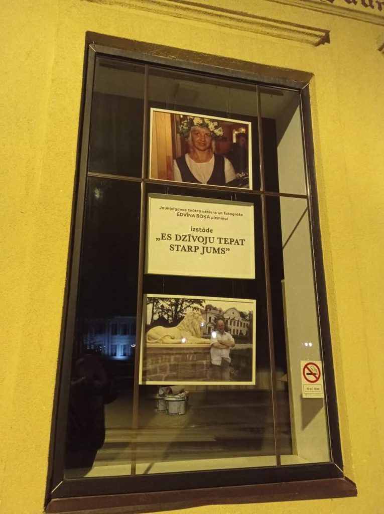 Kultūras nama logos skatāmas Edvīna Boķa fotogrāfijas. Jaunjelgavas pilsētas kultūras nama logos apskatāma mūžībā aizgājušā Jaunjelgavas amatierteātra aktiera un daudzu kultūras pasākumu fotogrāfa Edvīna Boķa darbu izstāde “Es dzīvoju tepat starp jums”. Fotogrāfijās iemūžināti cilvēki, kuri satikti Jaunjelgavā un uzrunājuši fotogrāfu. Izstādi atklāja Starptautiskajā teātra dienā.
Autors: no Jaunjelgavas kultūras nama