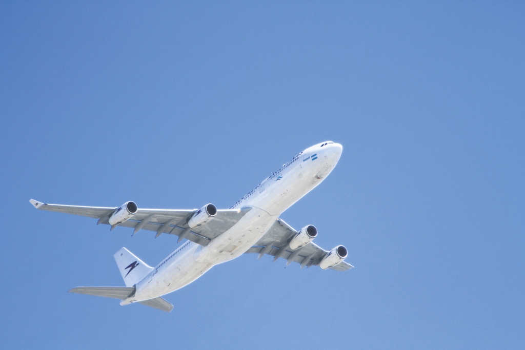 Iekāpšanu lidmašīnā nodrošina tikai tiem pasažieriem, kas pirms lidojuma izpildījuši visas konkrētās valsts izvirzītās prasības ieceļotājiem.