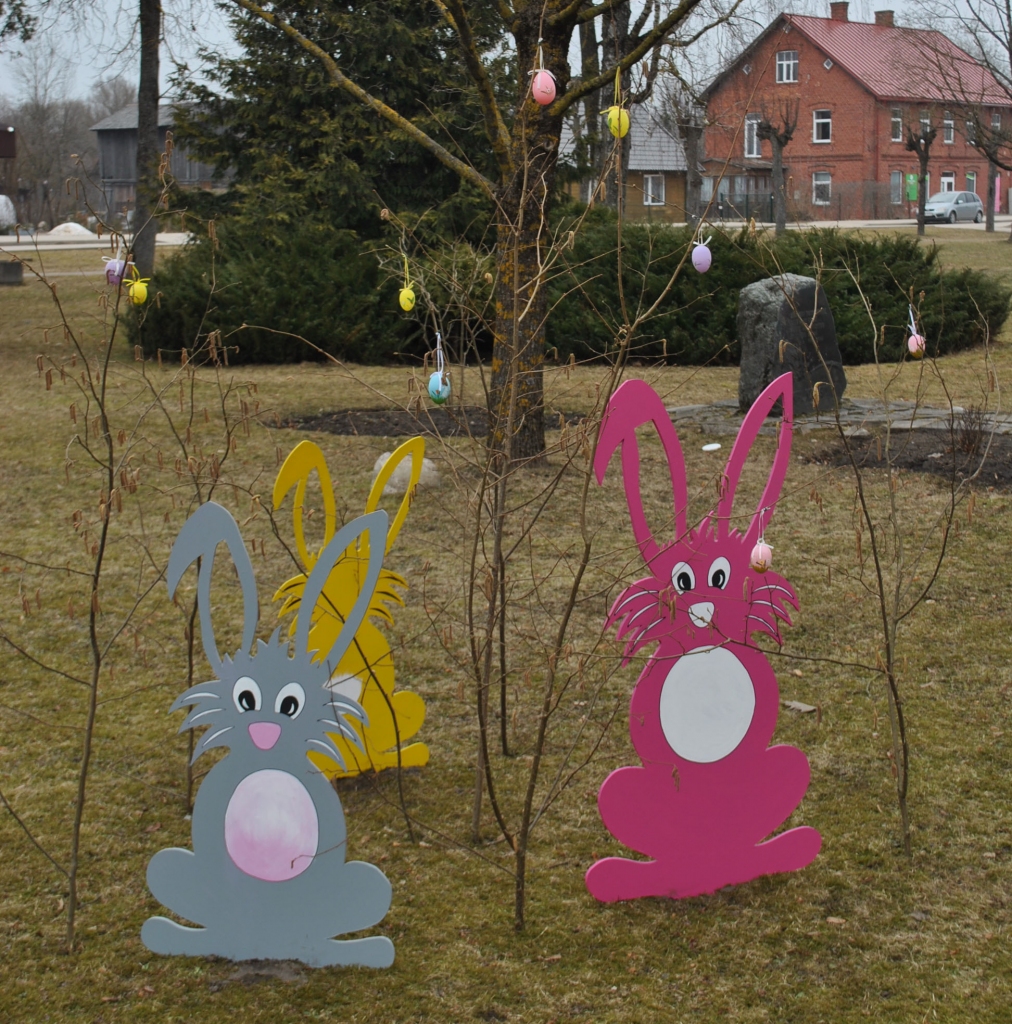 Daudzkrāsaini Lieldienu zaķi salēkuši visā Pļaviņu novadā, iepriecinot vietējos iedzīvotājus un viesus. Garauši satupuši arī parkā pie novada kultūras centra, Pļaviņu pļavā, līdzās Daugavas ielai 50, un cilvēki labprāt izmanto iespēju nofotografēties pie tiem. Tā kā laiks pēdējās dienās ir krietni siltāks, pilsētā šogad “izplaukušas” arī īpaši lielas un dekoratīvas puķes.
Autors: Sandra Pumpure