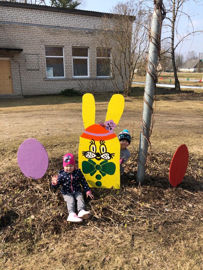 Prieks gan maziem, gan lieliem. Amēlija un Kristaps priecājas par krāšņajiem Lieldienu zaķiem.
Autors: Daniela Baiba