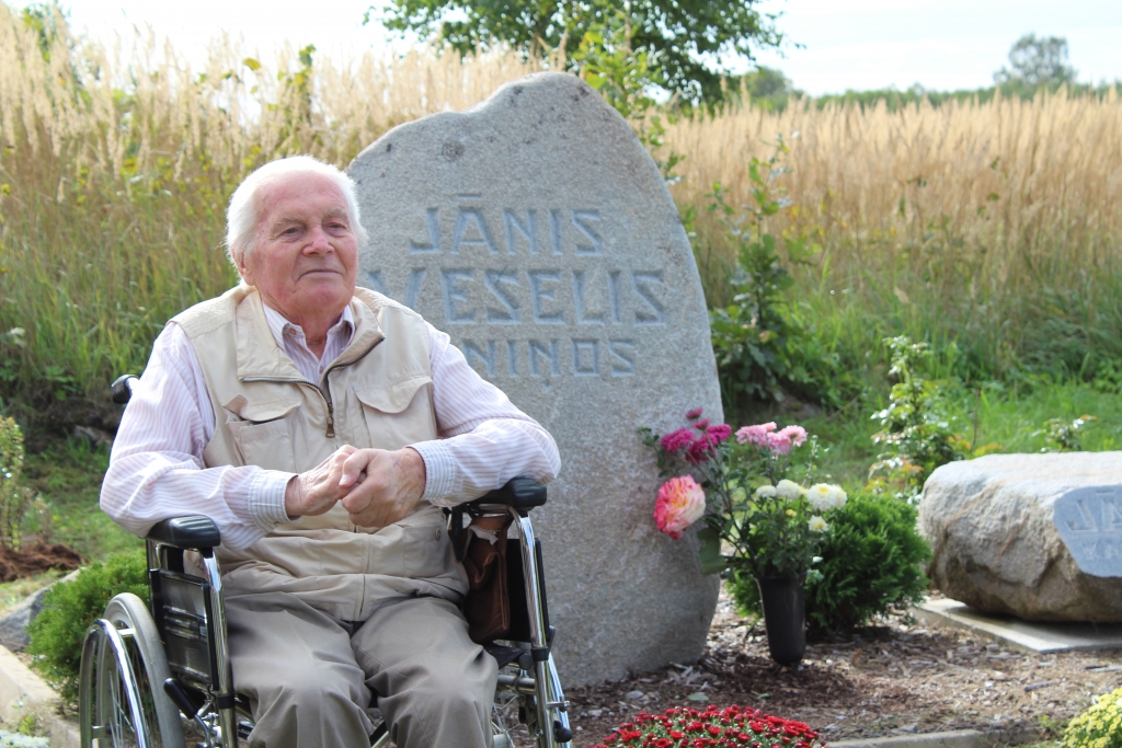 Jāņa Veseļa vecākais dēls Agnis piemiņas pasākumā 2018. gadā pie Jāņa Veseļa piemiņas akmens Pilskalnes pagasta “Āniņos”.