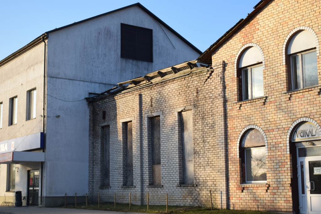 SOLA ĒKU ATJAUNOT.  Aiz­krauklē, Skolas ielā, līdzās veikalam “Maxima”, jau gadiem stāv pussabrukusi ēka, kuras siena sašķobījusies uz Skolas ielas pusi un nostiprināta ar savilcēm. Būvvalde secinājusi, ka ēka apdraud garāmgājējus. SIA “Rīgas kredīti”', kam pieder ēka, sola līdz 31. maijam demontēt sabrukušo jumtu, sienas fragmentus un bojātās sijas līdz pirmā stāva līmenim, kā arī pēc tam ēku atjaunot.